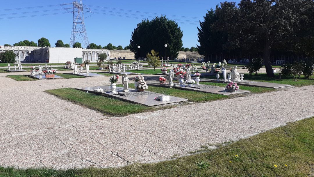 El Ayuntamiento pone en marcha un servicio de autobuses gartuitos para ir al cementerio de Los Llanos El Ayuntamiento pone en marcha un servicio de autobuses gartuitos para ir al cementerio de Los Llanos