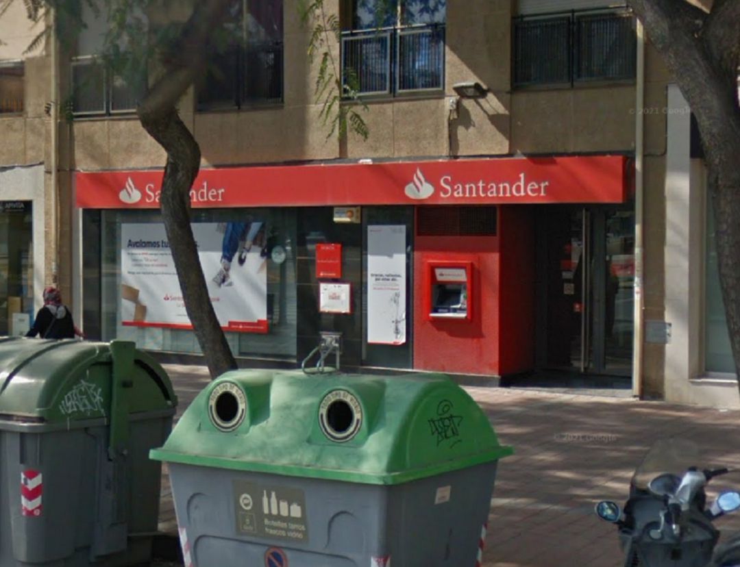 Atracan una sucursal bancaria en Murcia y huyen dejando maniatados a sus empleados Atracan una sucursal bancaria en Murcia y huyen dejando maniatados a sus empleados