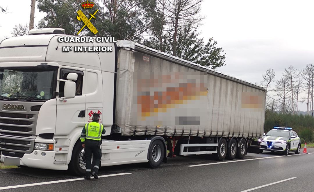 Un camionero atropella a una mujer en A Cañiza cuando huía de la Guardia Civil Un camionero atropella a una mujer en A Cañiza cuando huía de la Guardia Civil