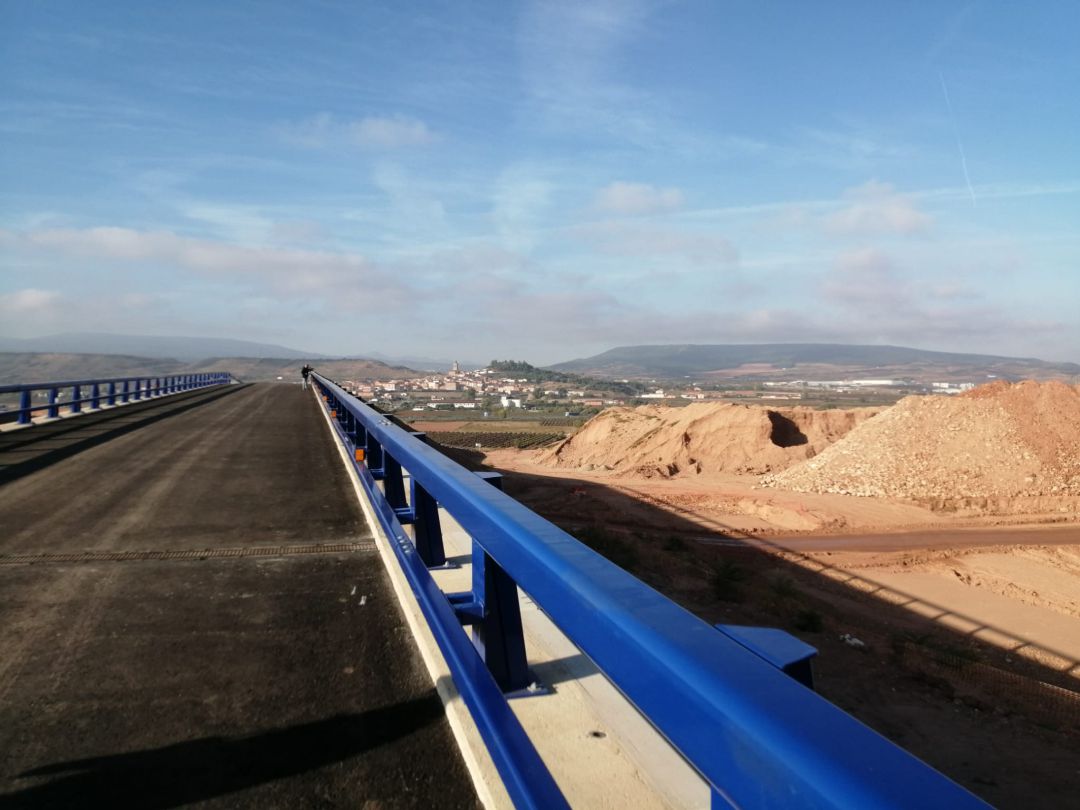 Tramo del Camino de Santiago restituido, con las vistas de Navarrete al fondo. Tramo del Camino de Santiago restituido, con las vistas de Navarrete al fondo.