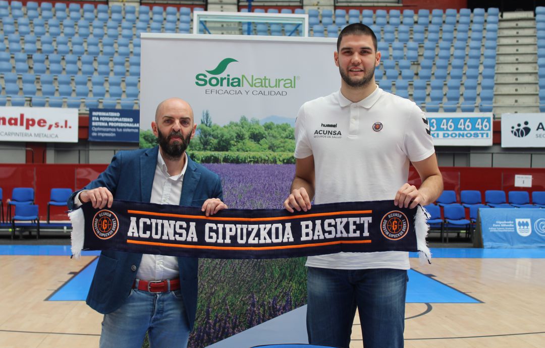 Domagoj Proleta, presentado como nuevo jugador del GBC, acompñado de José Antonio Fraga, de Soria Natural Domagoj Proleta, presentado como nuevo jugador del GBC, acompñado de José Antonio Fraga, de Soria Natural