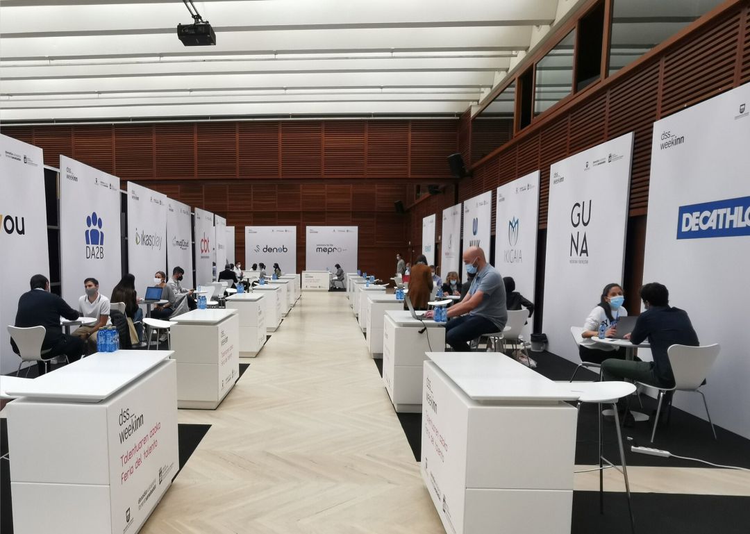 Entrevistas entre las empresas y los jóvenes Entrevistas entre las empresas y los jóvenes