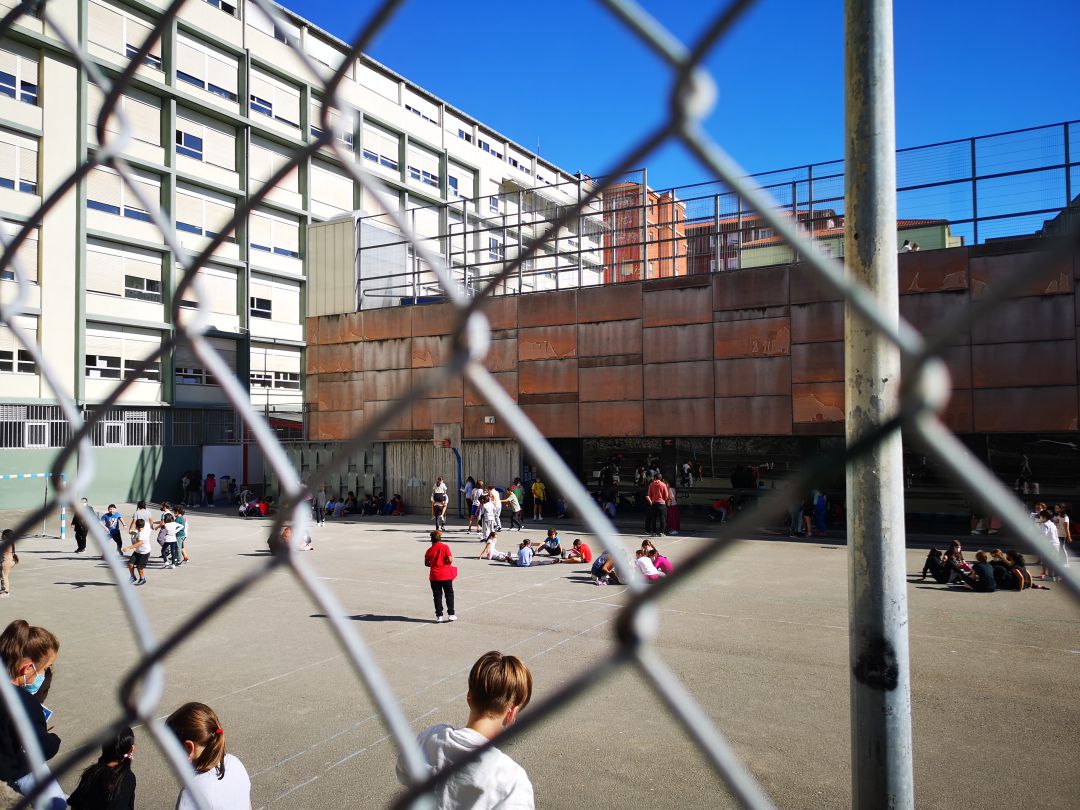 Escolares de Santander en el patio de su colegio durante el recreo. Escolares de Santander en el patio de su colegio durante el recreo.