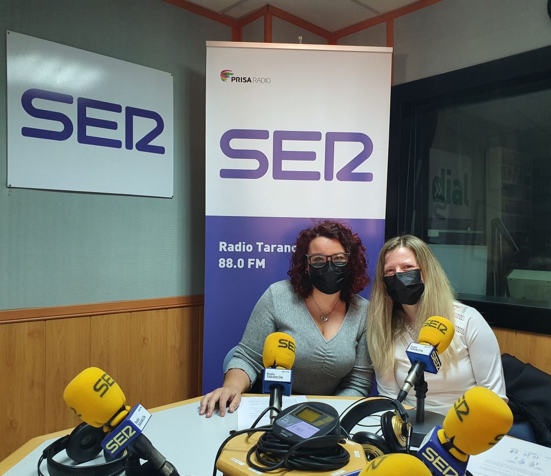 Patricia García, madre de un niño diagnosticado de Niemann-Pick, y Gema Martínez, fisioterapeuta del Centro de Atención Temprana de Tarancón Patricia García, madre de un niño diagnosticado de Niemann-Pick, y Gema Martínez, fisioterapeuta del Centro de Atención Temprana de Tarancón