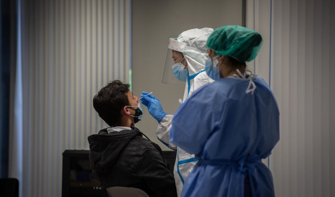 Un hombre recibe una prueba PCR en una imagen de archivo. Un hombre recibe una prueba PCR en una imagen de archivo.