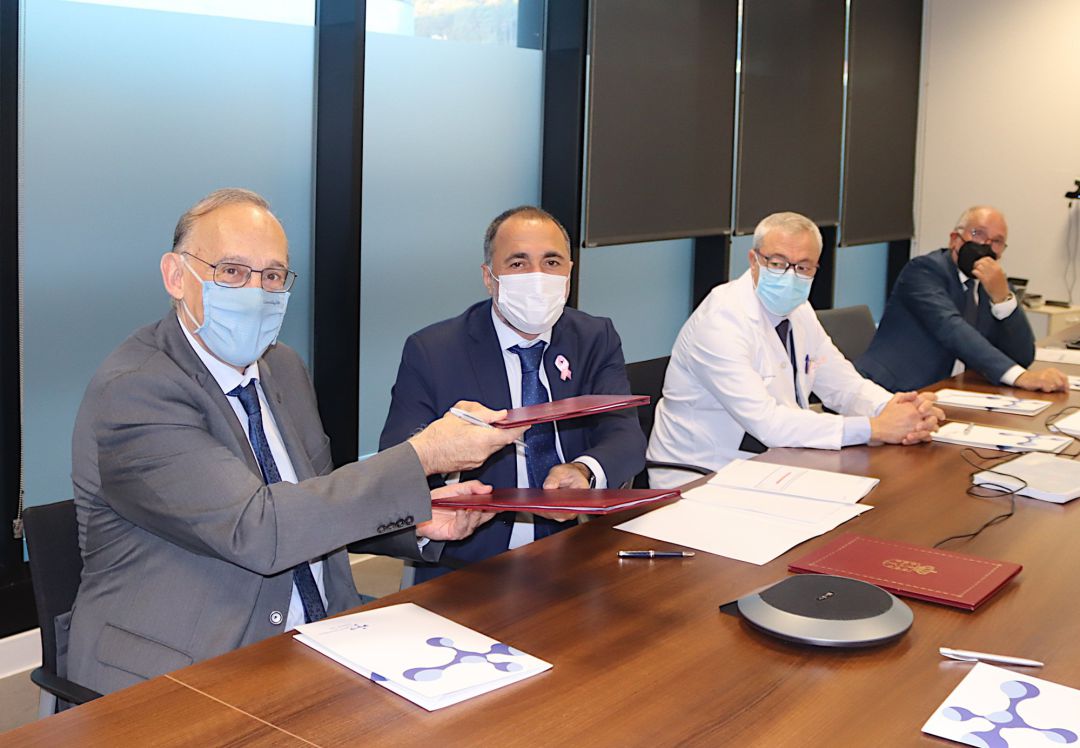 El rector de la UVigo, Manuel Reigosa, y el conselleiro de Sanidade con Julio García Comesaña. El rector de la UVigo, Manuel Reigosa, y el conselleiro de Sanidade con Julio García Comesaña.