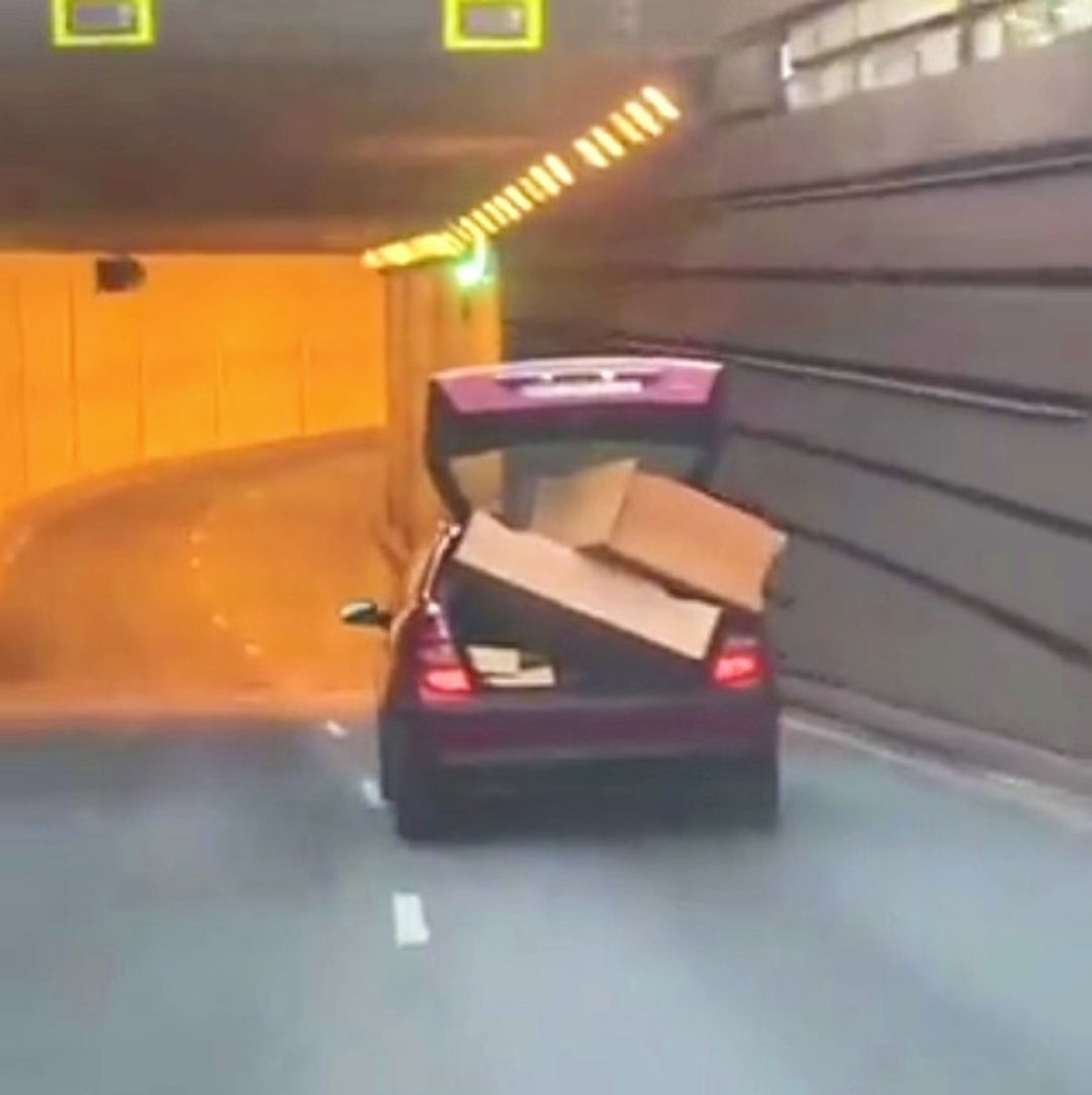 Coche con el maletero lleno Coche con el maletero lleno