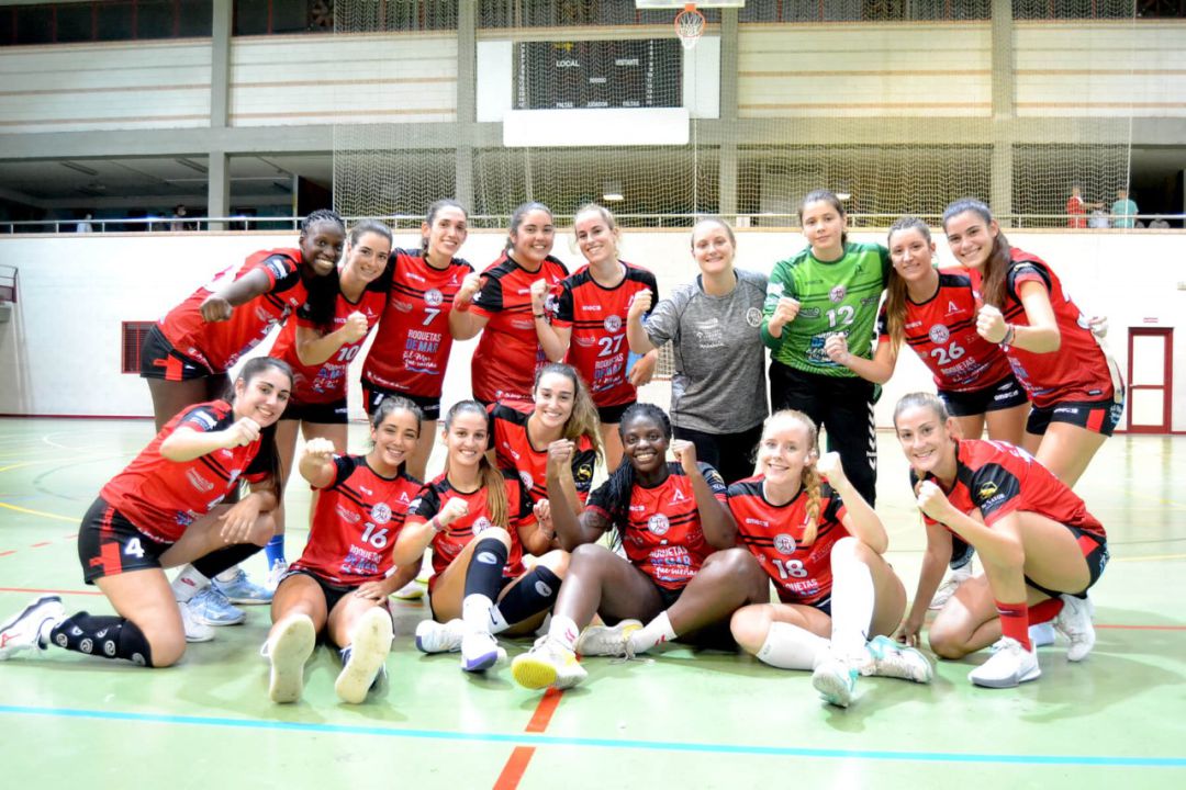 Las jugadoras rojillas posan tras la victoria. Las jugadoras rojillas posan tras la victoria.