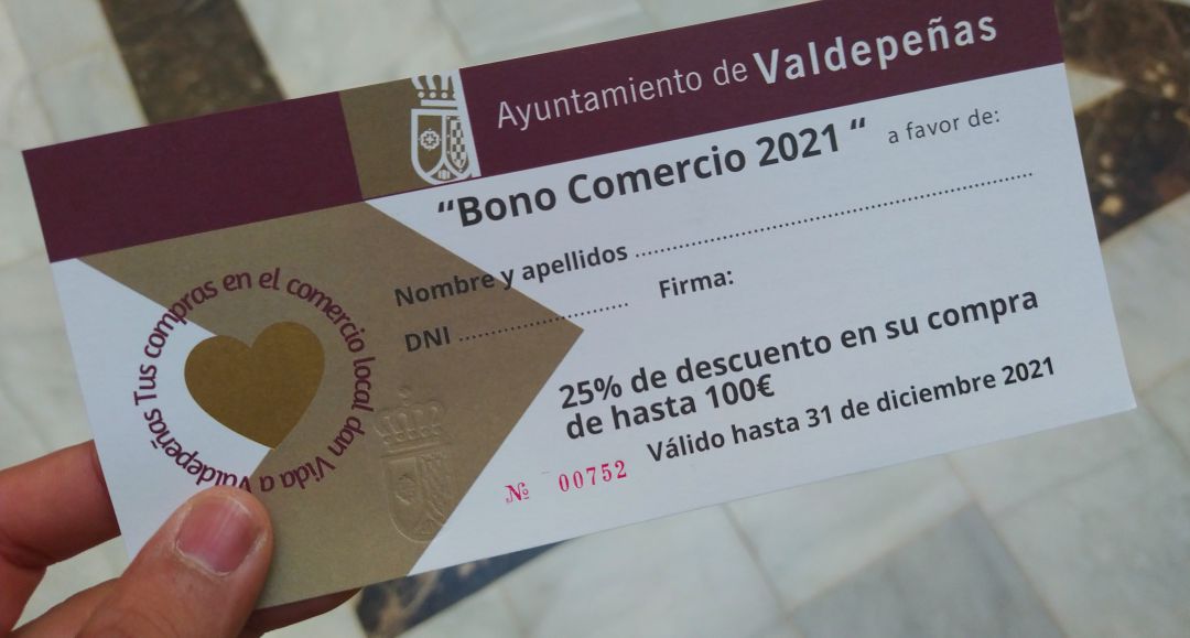 Imagen de uno de los 14.000 bonos descuento que está repartiendo el consistorio de Valdepeñas para incentivar el consumo en el comercio, peluquerías, gimnasios y agencias de viaje Imagen de uno de los 14.000 bonos descuento que está repartiendo el consistorio de Valdepeñas para incentivar el consumo en el comercio, peluquerías, gimnasios y agencias de viaje
