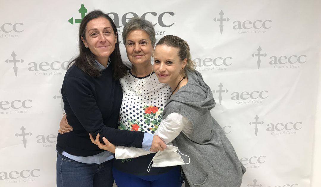 Prado Parra, trabajadora social, Dori Álvarez, paciente, y Rocío López, psicooncóloga, en la sede de Cuenca de la Asociación Española contra el Cáncer. Prado Parra, trabajadora social, Dori Álvarez, paciente, y Rocío López, psicooncóloga, en la sede de Cuenca de la Asociación Española contra el Cáncer.