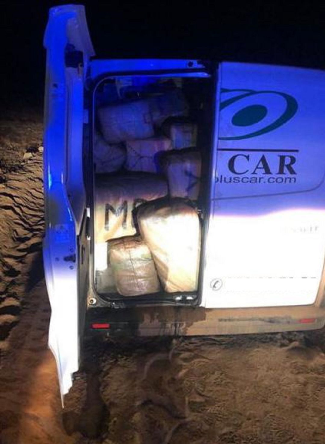 La furgoneta interceptada con la droga en su interior. La furgoneta interceptada con la droga en su interior.