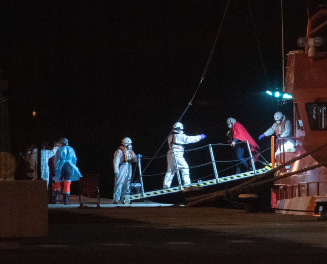 Ciento veinticinco inmigrantes de origen subsahariano y magrebí han llegado durante esta madrugada en tres embarcaciones a las islas de Fuerteventura, Gran Canaria y La Graciosa, según han informado Salvamento Marítimo, el 112 y el Consorcio de Emergencias de Lanzarote. En la imagen, 44 varones y doce mujeres de origen subsahariano desembarcan a primera hora de la mañana de este martes en Puerto del Rosario tras ser rescatados de una neumática por la Guardamar Talía, de Salvamento Marítimo, a unos 84 kilómetros al sur de la isla. Ciento veinticinco inmigrantes de origen subsahariano y magrebí han llegado durante esta madrugada en tres embarcaciones a las islas de Fuerteventura, Gran Canaria y La Graciosa, según han informado Salvamento Marítimo, el 112 y el Consorcio de Emergencias de Lanzarote. En la imagen, 44 varones y doce mujeres de origen subsahariano desembarcan a primera hora de la mañana de este martes en Puerto del Rosario tras ser rescatados de una neumática por la Guardamar Talía, de Salvamento Marítimo, a unos 84 kilómetros al sur de la isla.