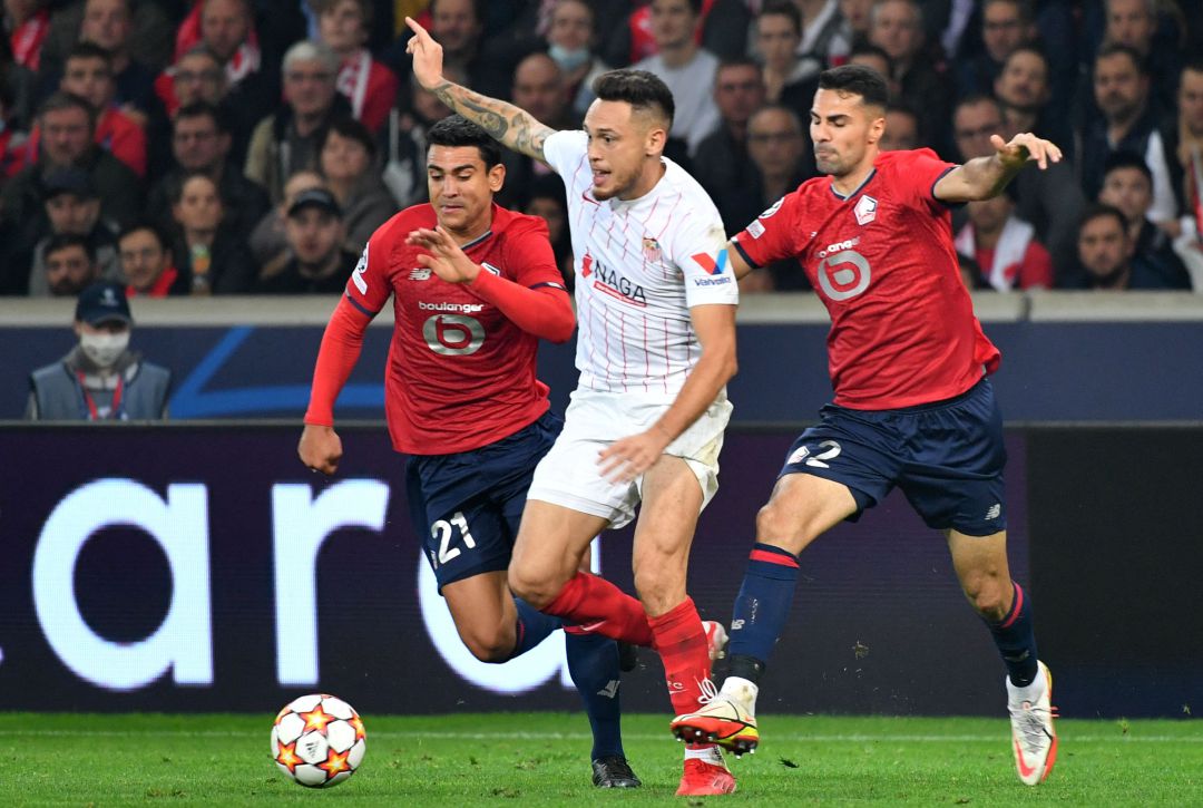 Ocampos tratando de regatear a dos jugadores del Lille Ocampos tratando de regatear a dos jugadores del Lille
