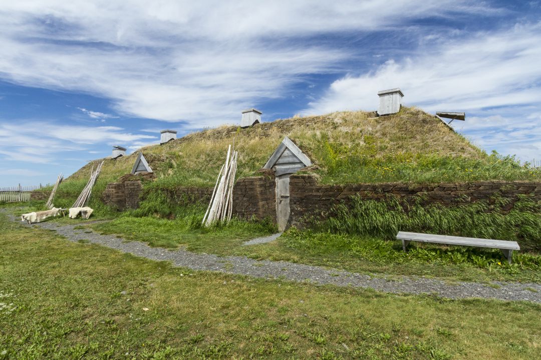 Reproducción de una construcción vikinga en el Sitio Histórico de L'Anse Aux Meadows (Canadá). Reproducción de una construcción vikinga en el Sitio Histórico de L'Anse Aux Meadows (Canadá).