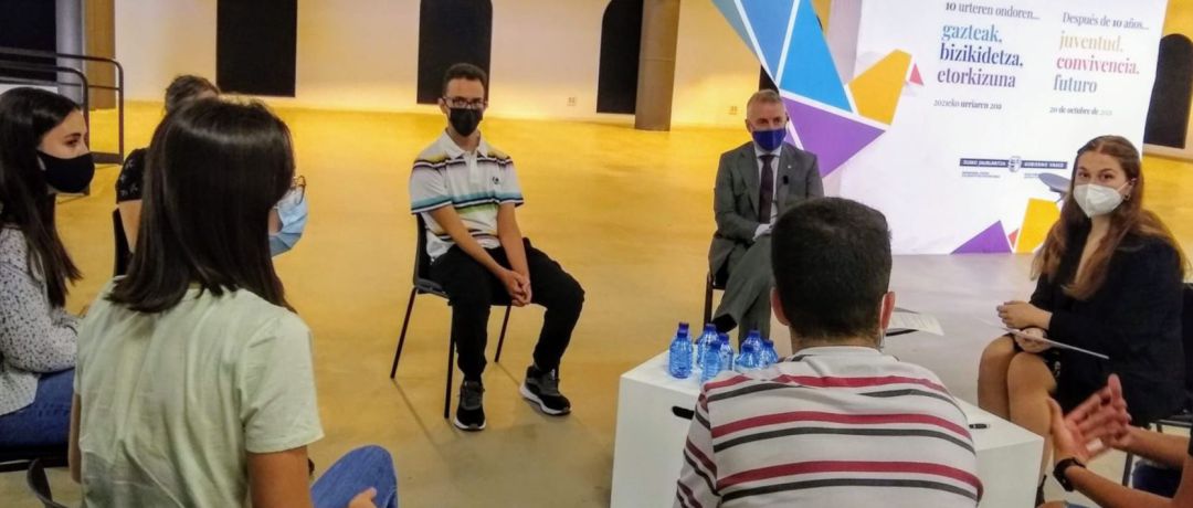 El lehendakari, Iñigo Urkullu, en un encuentro con jóvenes en Bilbao para debatir sobre diez años del fin de ETA. El lehendakari, Iñigo Urkullu, en un encuentro con jóvenes en Bilbao para debatir sobre diez años del fin de ETA.