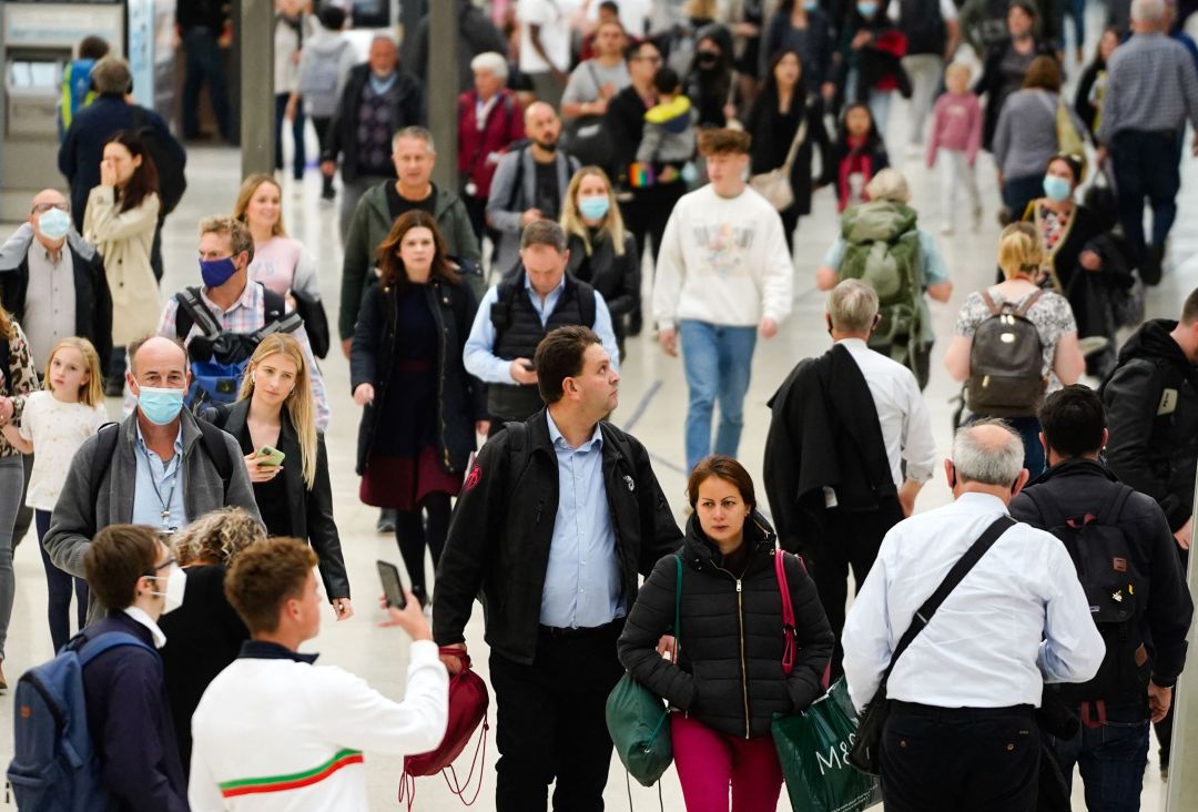 Personas andando por la estación de tren de Waterloo en Londres el 19 de octubre de 2021. Personas andando por la estación de tren de Waterloo en Londres el 19 de octubre de 2021.