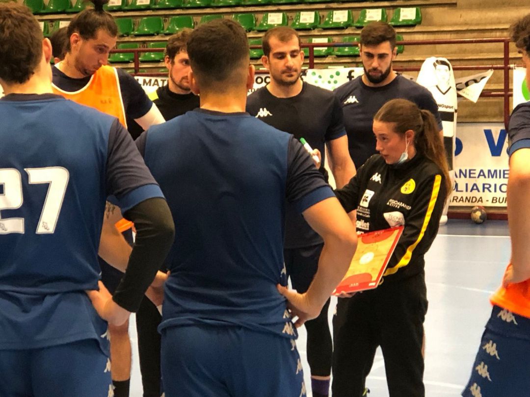 La entrenadora del Tubos Aranda, Sara López, durante una sesión de trabajo junto a sus jugadores. La entrenadora del Tubos Aranda, Sara López, durante una sesión de trabajo junto a sus jugadores.