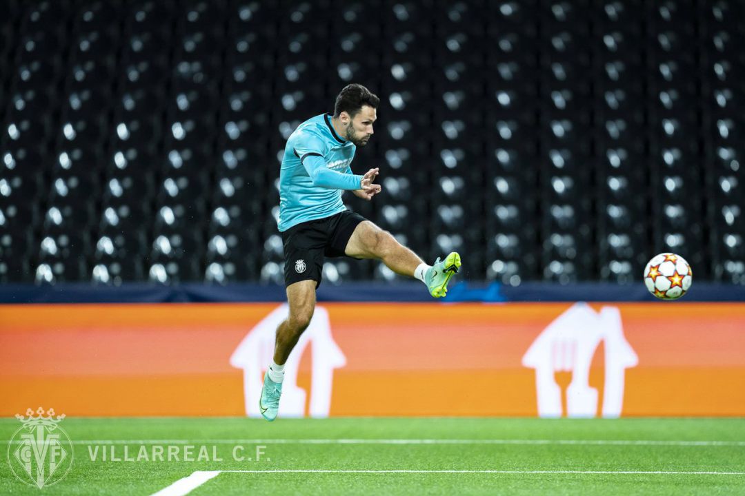 Alfonso Pedraza remata a puerta durante el entrenamiento en el Wankdorf Stadium Alfonso Pedraza remata a puerta durante el entrenamiento en el Wankdorf Stadium