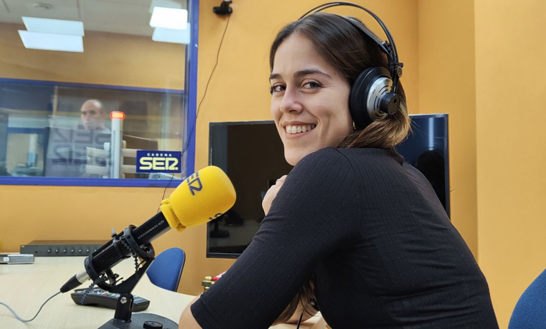 Patricia Guerrero, en los estudios de Radio Granada Patricia Guerrero, en los estudios de Radio Granada