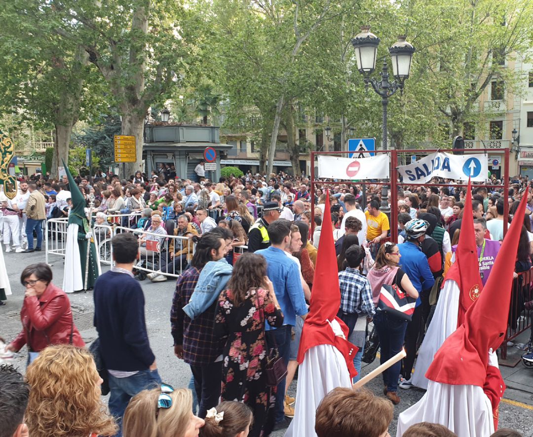 Inicio de la Carrera Oficial de la Semana Santa de Granada, en 2019, en la esquina de calle Ganivet con plaza de Mariana Pineda Inicio de la Carrera Oficial de la Semana Santa de Granada, en 2019, en la esquina de calle Ganivet con plaza de Mariana Pineda