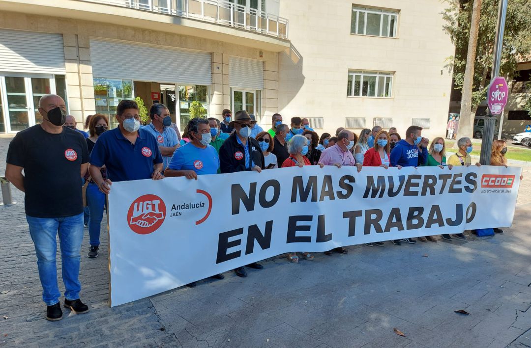 Los sindicatos se han concentrado, en Jaén capital, por el último accidente laboral que culminó en la muerte de un trabajador Los sindicatos se han concentrado, en Jaén capital, por el último accidente laboral que culminó en la muerte de un trabajador