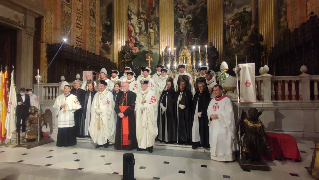 Foto de familia tras la investidura, Ildefonso Alcalá, en la tercera línea, sexto por la derecha. En primera línea el Cardenal Carlos Amigo Foto de familia tras la investidura, Ildefonso Alcalá, en la tercera línea, sexto por la derecha. En primera línea el Cardenal Carlos Amigo