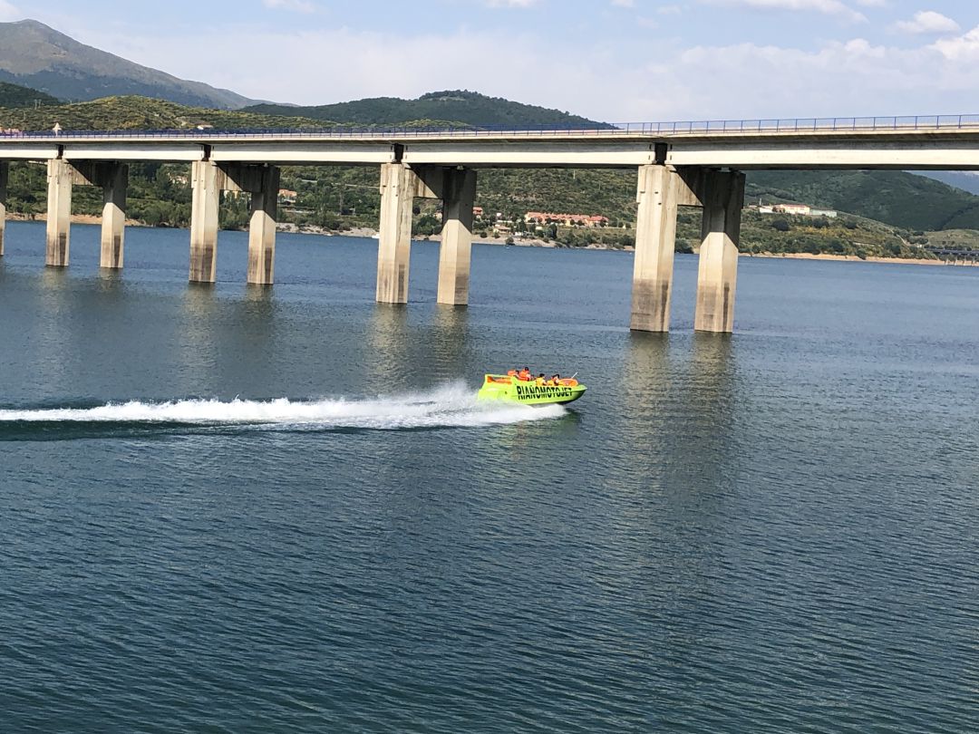 Riaño ha conseguido recuperar su economía gracias a la navegación del embalse, algo que quedaría comprometido por el último PHD Riaño ha conseguido recuperar su economía gracias a la navegación del embalse, algo que quedaría comprometido por el último PHD