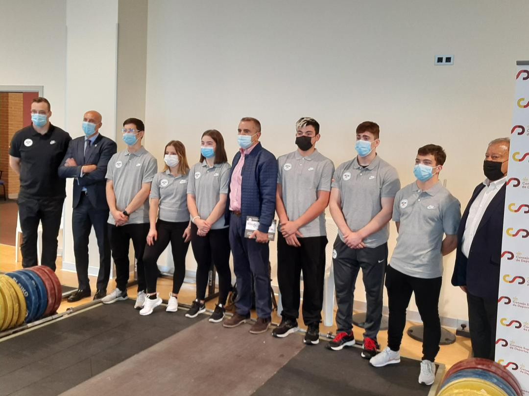 Los jóvenes halteras que trabajan en el CAR de León posan junto a Franco, presidente del CSD Los jóvenes halteras que trabajan en el CAR de León posan junto a Franco, presidente del CSD