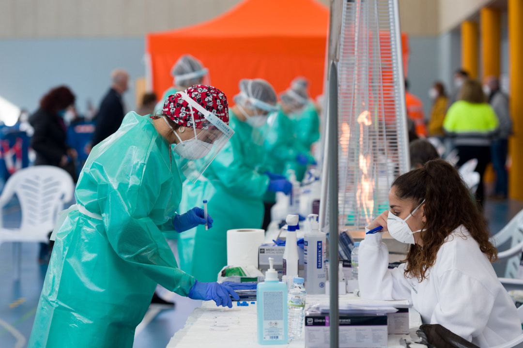 Archivo - Una trabajadora sanitaria durante la realización de tests de antígenos Archivo - Una trabajadora sanitaria durante la realización de tests de antígenos