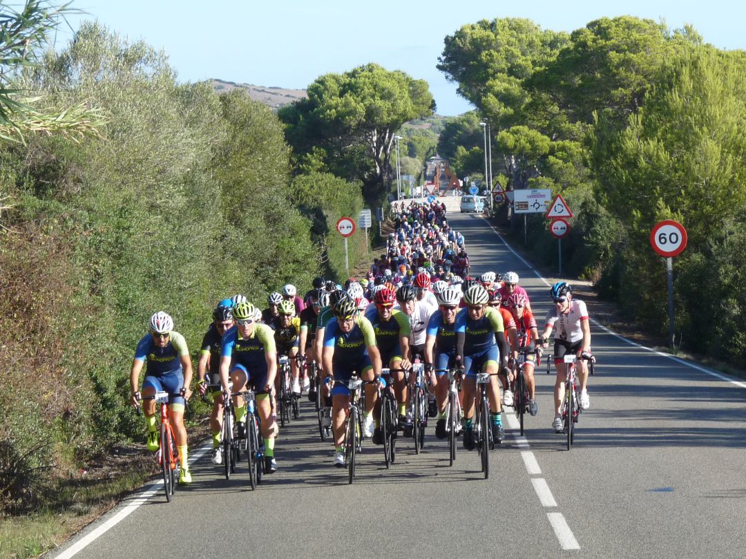 Els ciclistes tornaran a omplir les carreteres de l'Illa a finals de mes. Els ciclistes tornaran a omplir les carreteres de l'Illa a finals de mes.