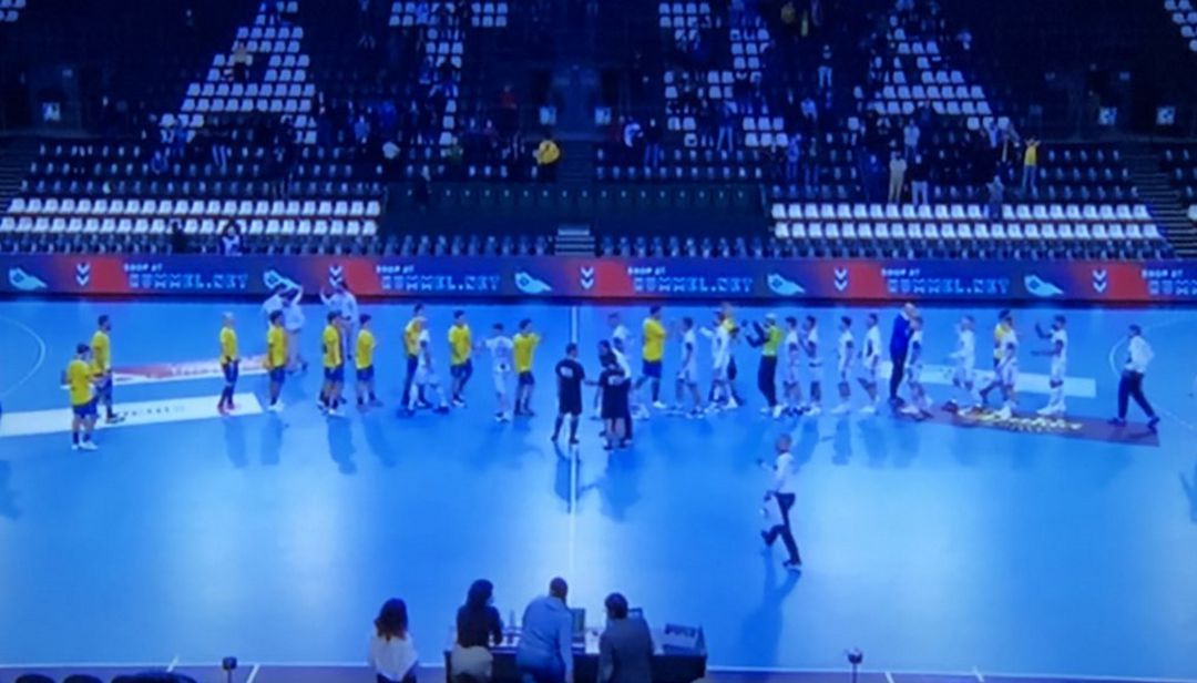 Los jugadores del Bidasoa saludan a los del Tatran después de perder en Presov Los jugadores del Bidasoa saludan a los del Tatran después de perder en Presov