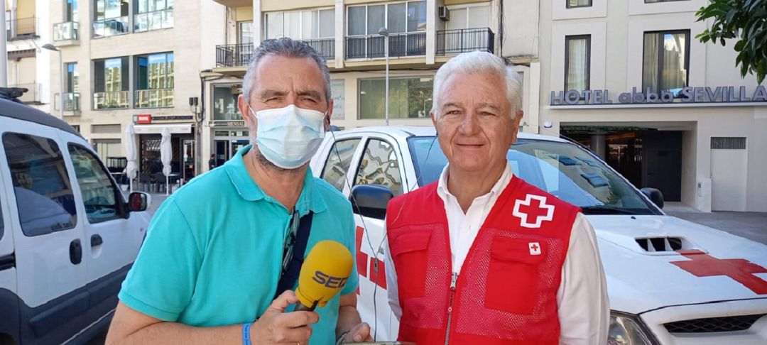 El presidente de Cruz Roja en Sevilla, Francisco Rodríguez Guanter, junto a nuestro compañero Paco García El presidente de Cruz Roja en Sevilla, Francisco Rodríguez Guanter, junto a nuestro compañero Paco García