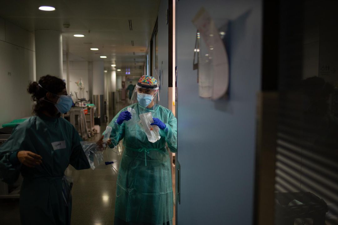 Sanitarias preparando la medicación en un hospital andaluz Sanitarias preparando la medicación en un hospital andaluz