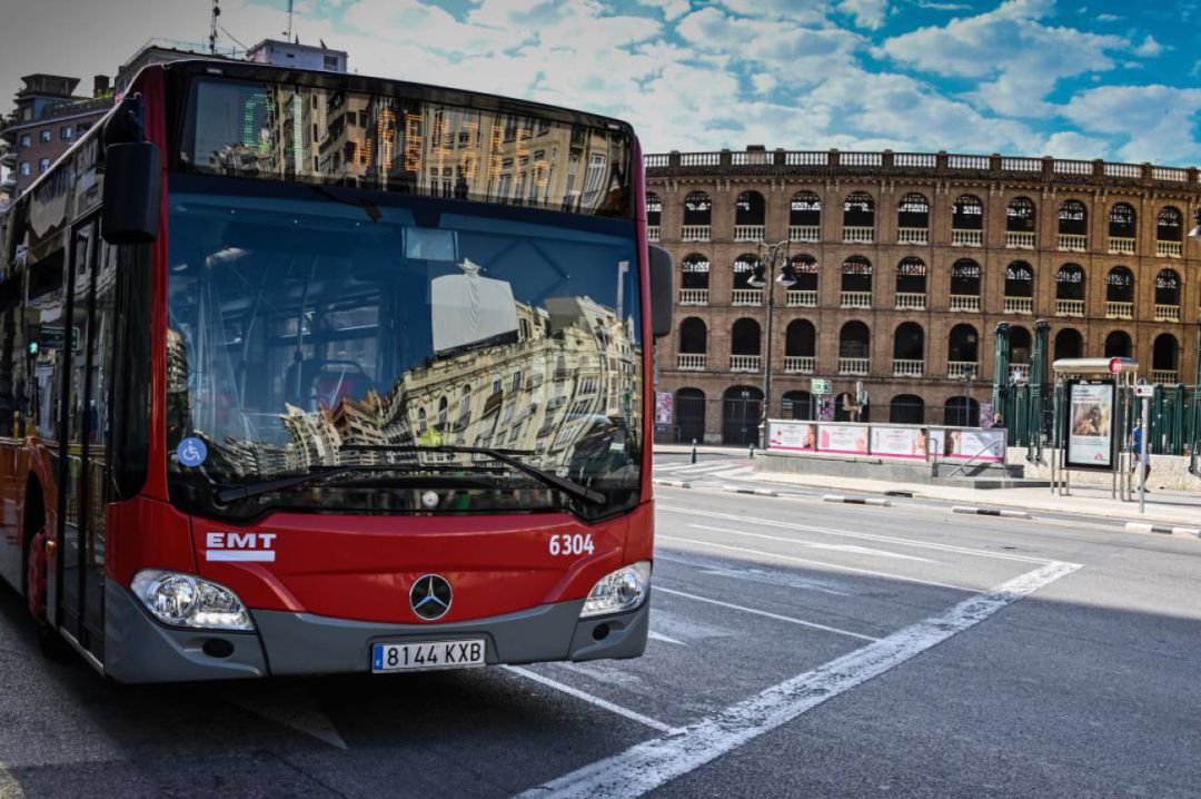 Autobús de la EMT junta a la plaza de toros de València Autobús de la EMT junta a la plaza de toros de València