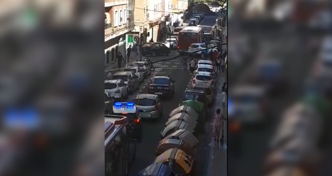 Imágenes grabadas por los vecinos del enfrentamiento en Orriols este miércoles Imágenes grabadas por los vecinos del enfrentamiento en Orriols este miércoles