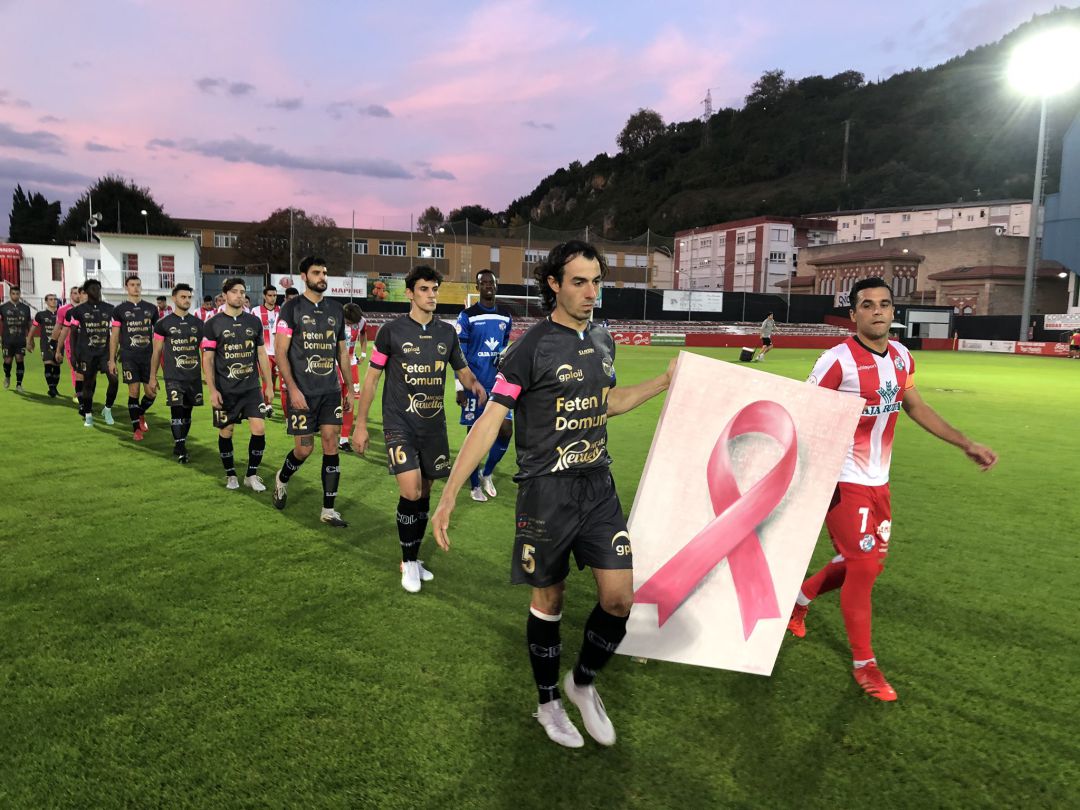 Los dos equipos entrando en el terreno de juego Los dos equipos entrando en el terreno de juego