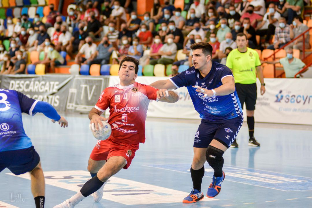 Simonet en un lance del partido ante Benidorm, en la primera jornada de ASOBAL Simonet en un lance del partido ante Benidorm, en la primera jornada de ASOBAL