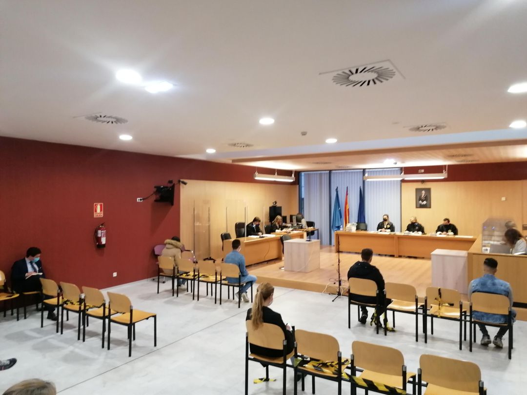 Los cuatro acusados, en primera fila, en la sala de la Audiencia Provincial. Los cuatro acusados, en primera fila, en la sala de la Audiencia Provincial.