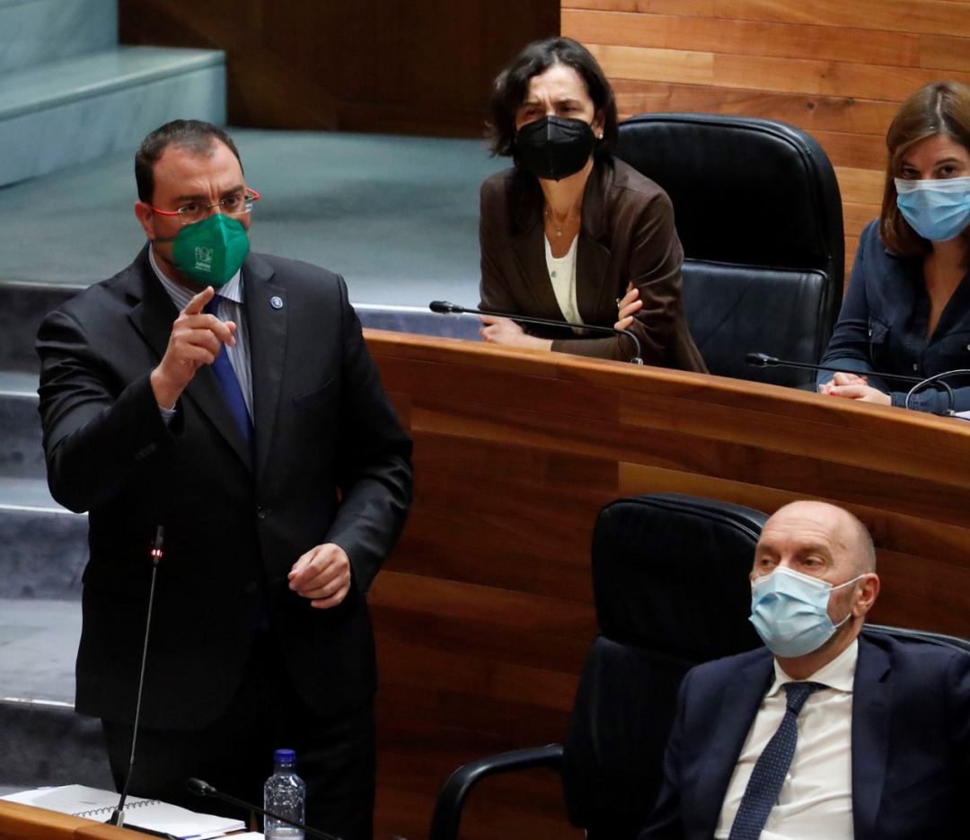 Adrián Barbón durante el pleno de este miércoles. Adrián Barbón durante el pleno de este miércoles.