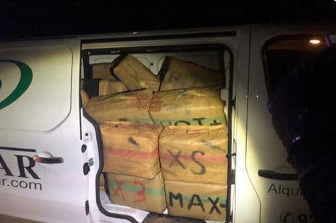 La droga incautada, a bordo de la furgoneta interceptada. La droga incautada, a bordo de la furgoneta interceptada.