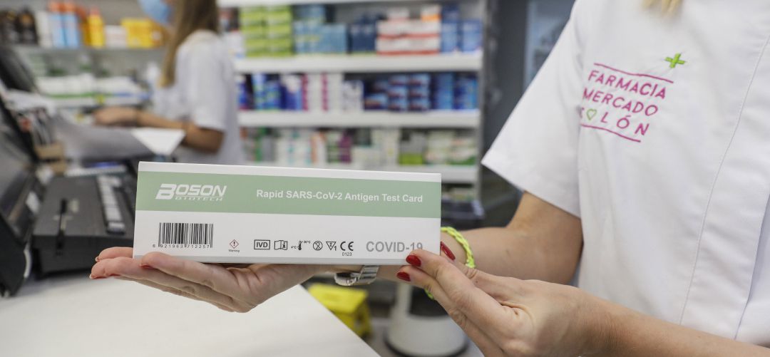 Una caja con test de antígenos de autodiagnóstico destinado a la detección de covid-19 en una farmacia. Una caja con test de antígenos de autodiagnóstico destinado a la detección de covid-19 en una farmacia.