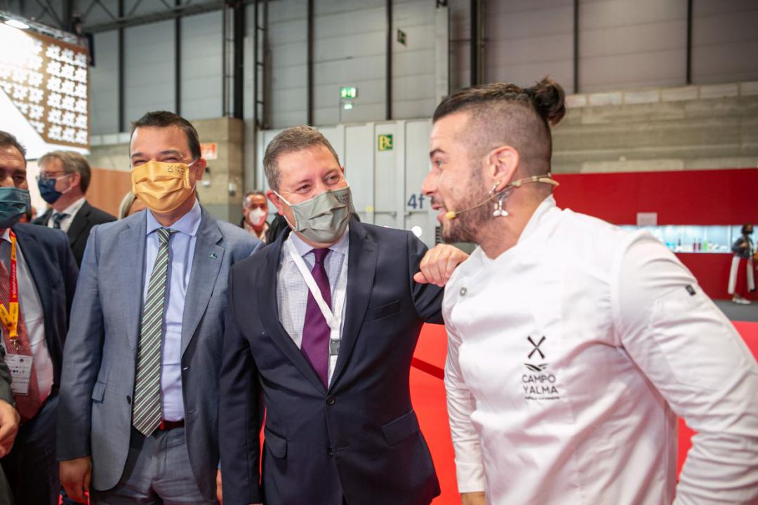 El consejero de Agricultura y el presidente de la Junta junto al chef Carlos Maldonado El consejero de Agricultura y el presidente de la Junta junto al chef Carlos Maldonado