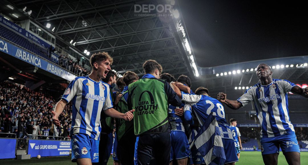 Los juveniles del Dépor celebran uno de los goles del partido Los juveniles del Dépor celebran uno de los goles del partido