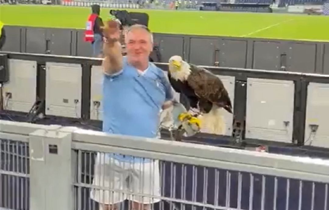 Juan Bernabé realiza el saludo fascista Juan Bernabé realiza el saludo fascista