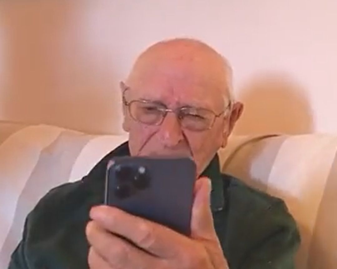 Momento en el que el abuelo recibe la felicitación de Rafa Nadal Momento en el que el abuelo recibe la felicitación de Rafa Nadal