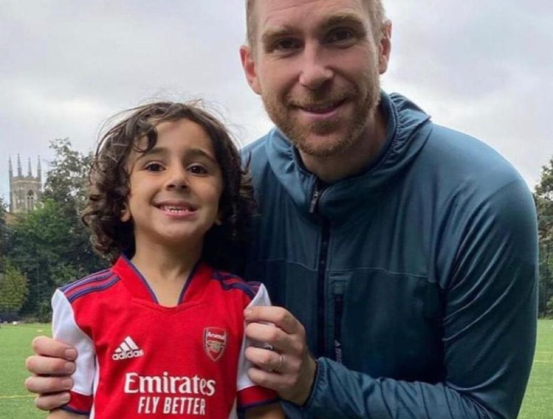 Zayn Ali Salman posa con Mertesacker y la camiseta del Arsenal Zayn Ali Salman posa con Mertesacker y la camiseta del Arsenal