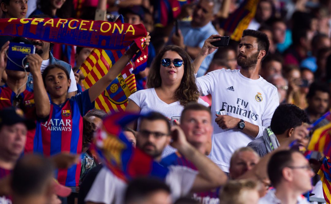 Aficionados del Real Madrid, en el Camp Nou Aficionados del Real Madrid, en el Camp Nou