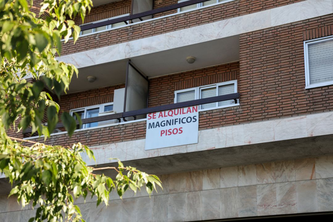 Archivo - En el balcón de un piso, se ve colgado un cartel en el que se lee 'Se alquilan magníficos pisos'. Archivo - En el balcón de un piso, se ve colgado un cartel en el que se lee 'Se alquilan magníficos pisos'.