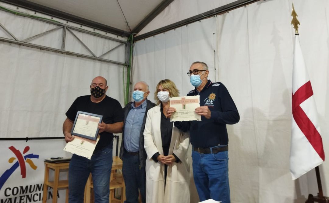 La pareja campeona de la filà Cides reciben el premio de la mano del presidente de la ASJ y la concejal de Fiestas La pareja campeona de la filà Cides reciben el premio de la mano del presidente de la ASJ y la concejal de Fiestas