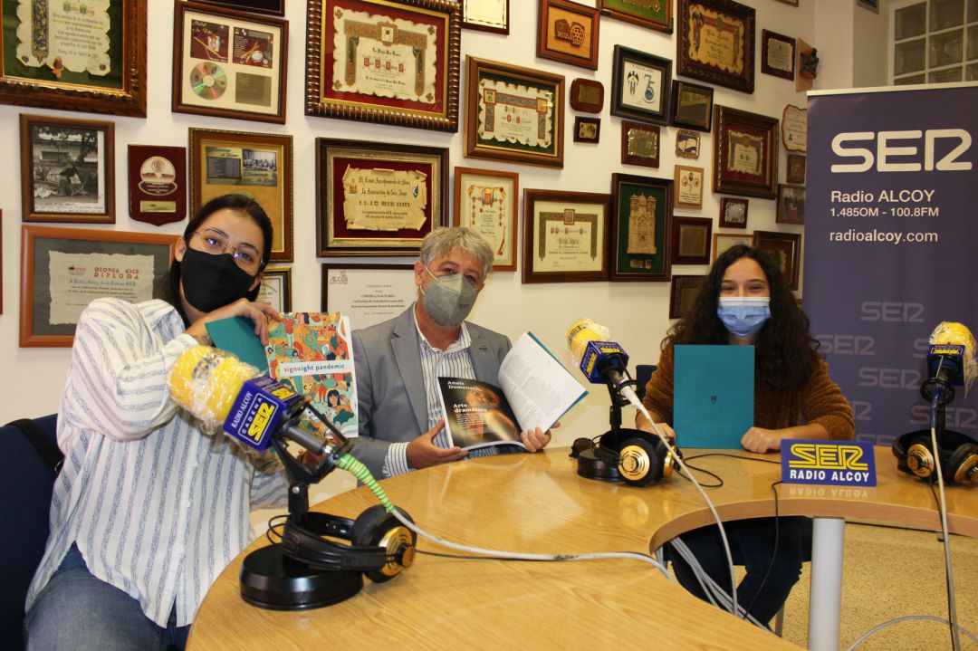 India Gisbert, Rafa Calbo y Aina Molines con un ejemplar cada uno de la revista Signe número 8 India Gisbert, Rafa Calbo y Aina Molines con un ejemplar cada uno de la revista Signe número 8
